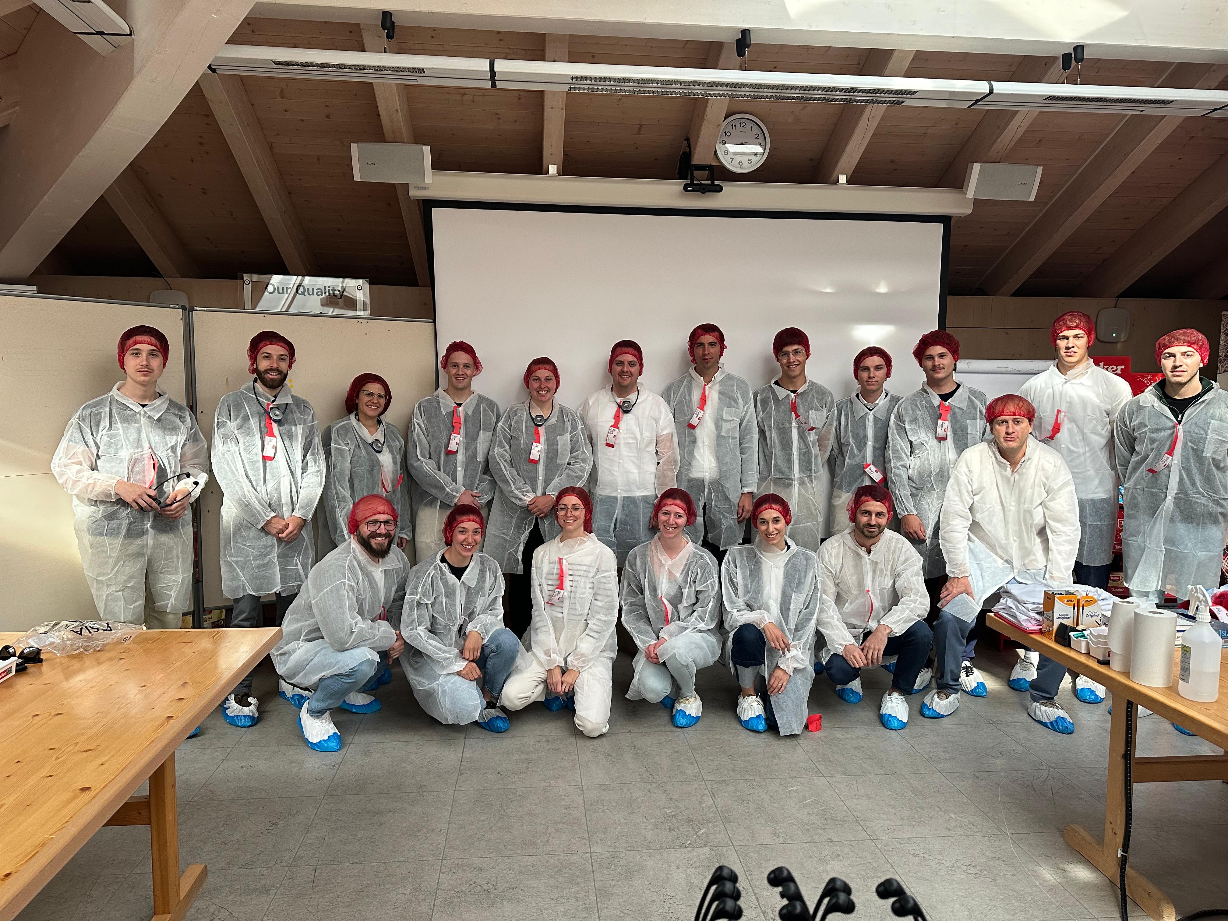 Foto di gruppo dei Giovani nell'Unione durante un evento culinario