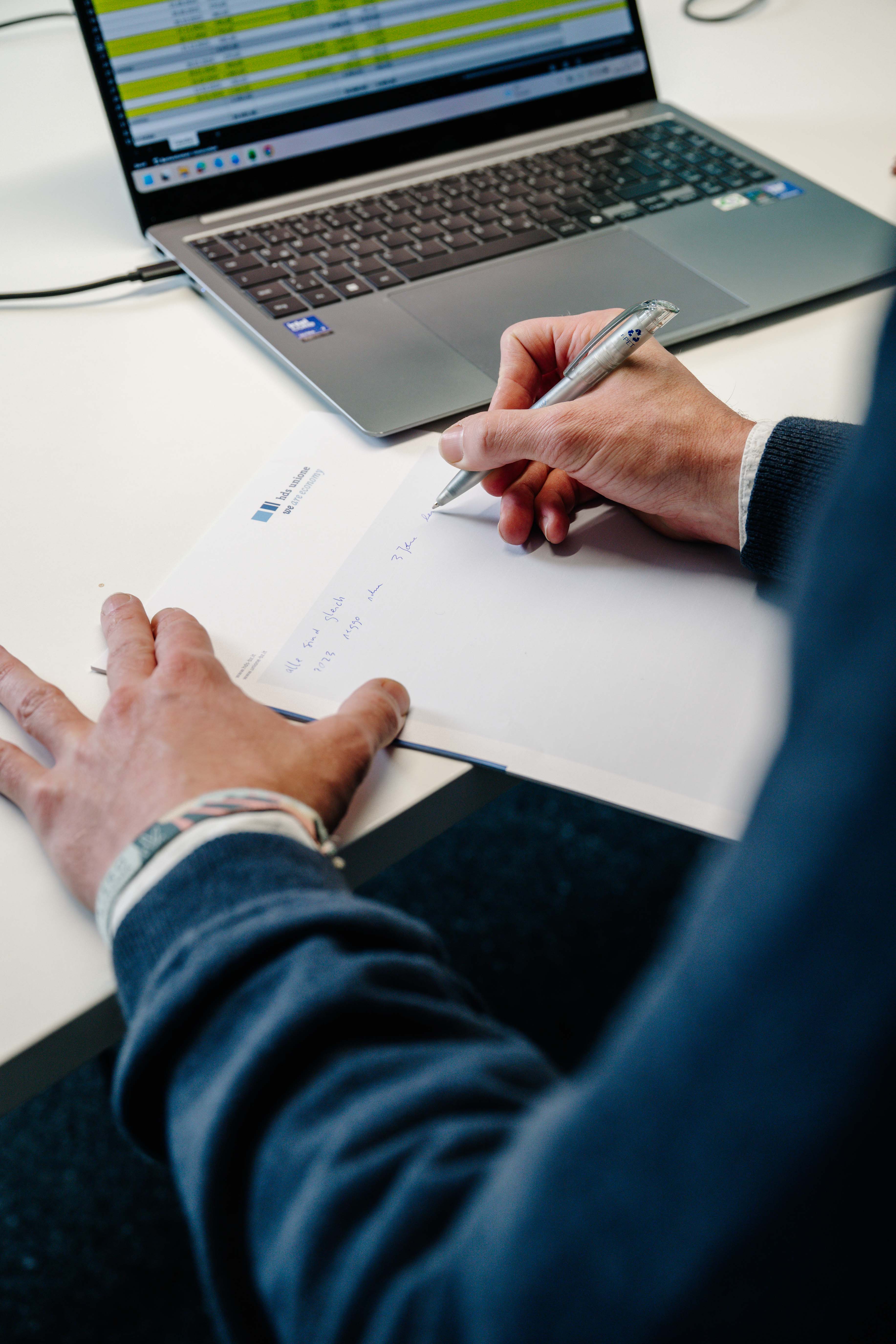 Appunti e computer portatile durante un incontro di lavoro
