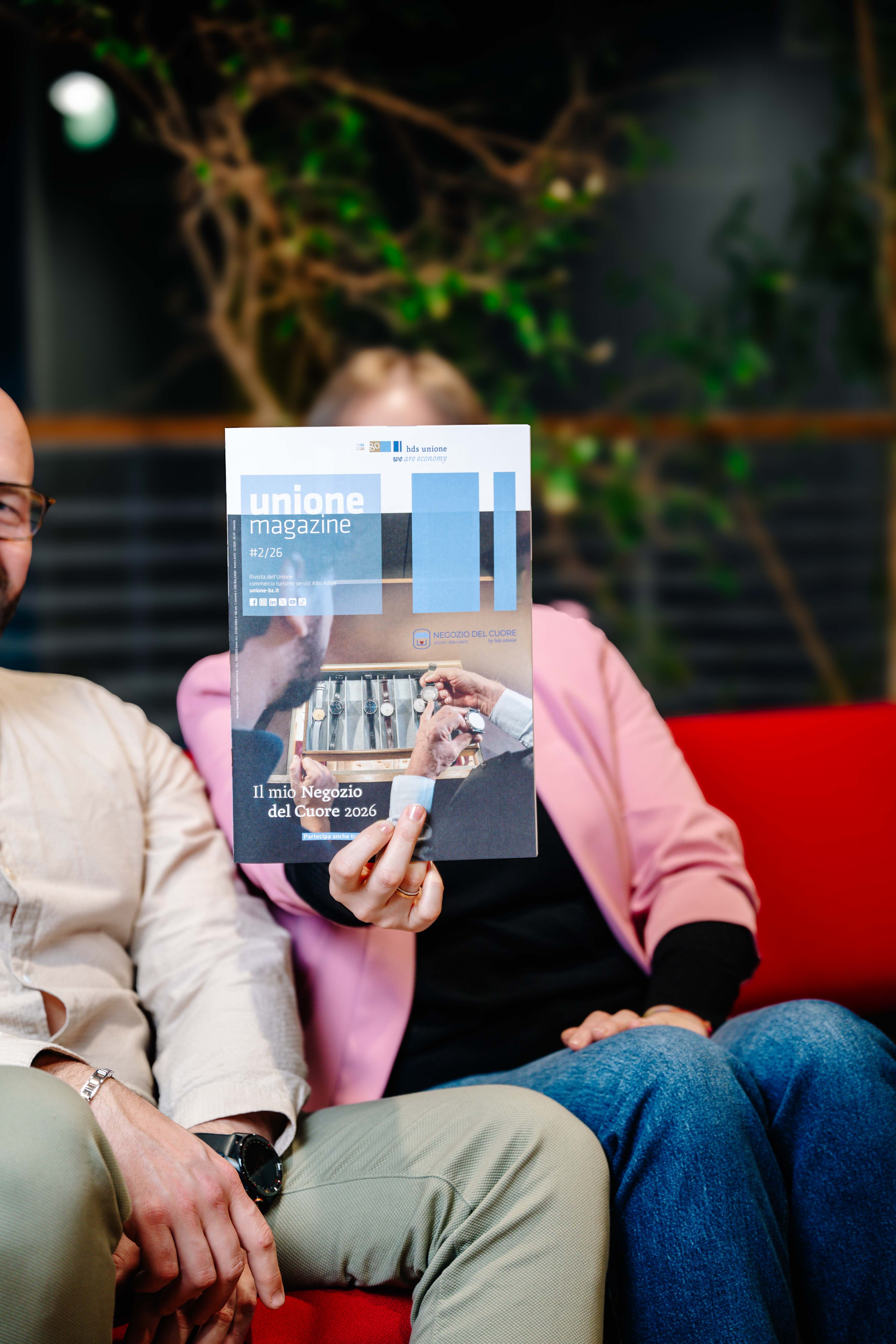 Una giovane donna presenta una brochure