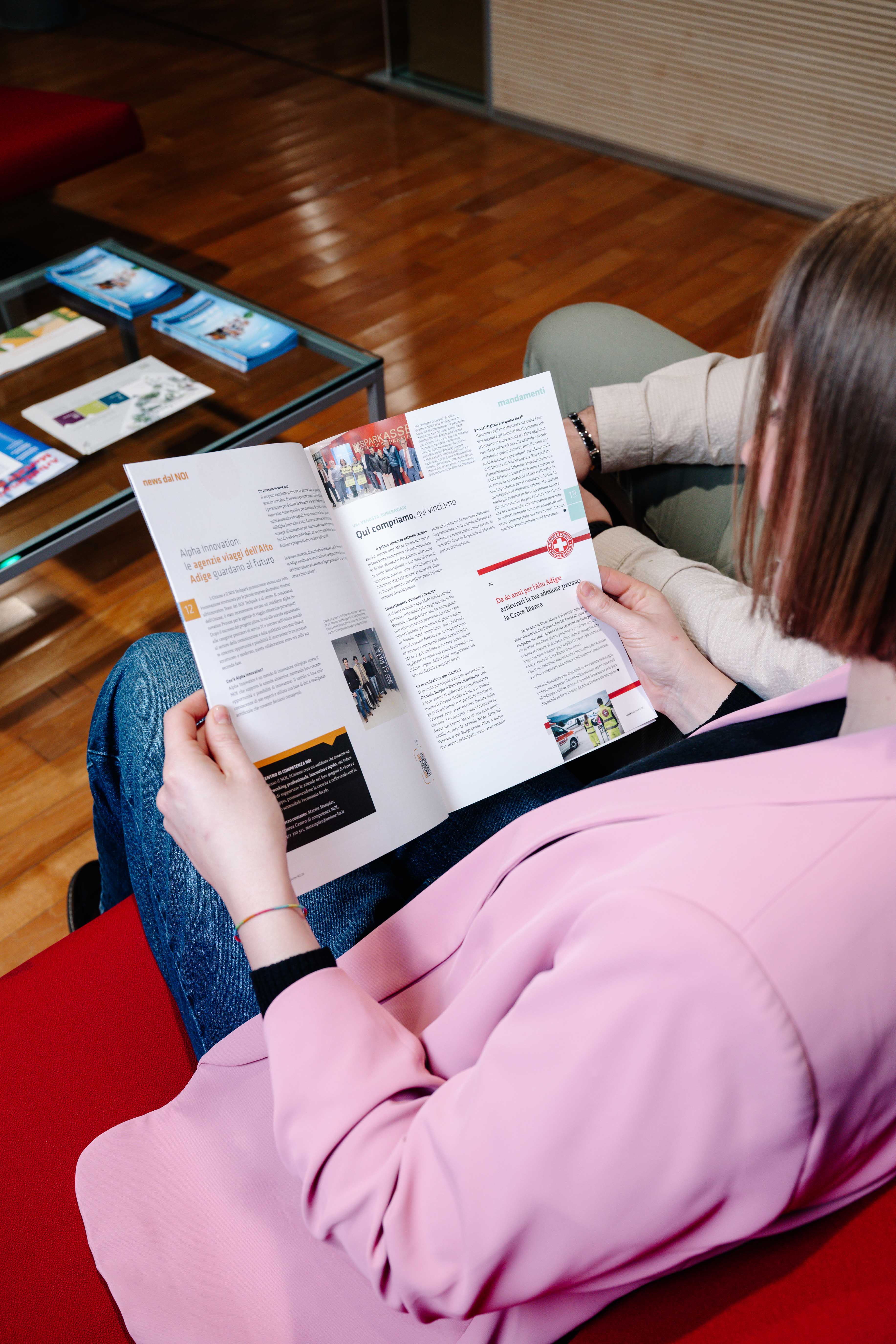 Una giovane donna legge una brochure